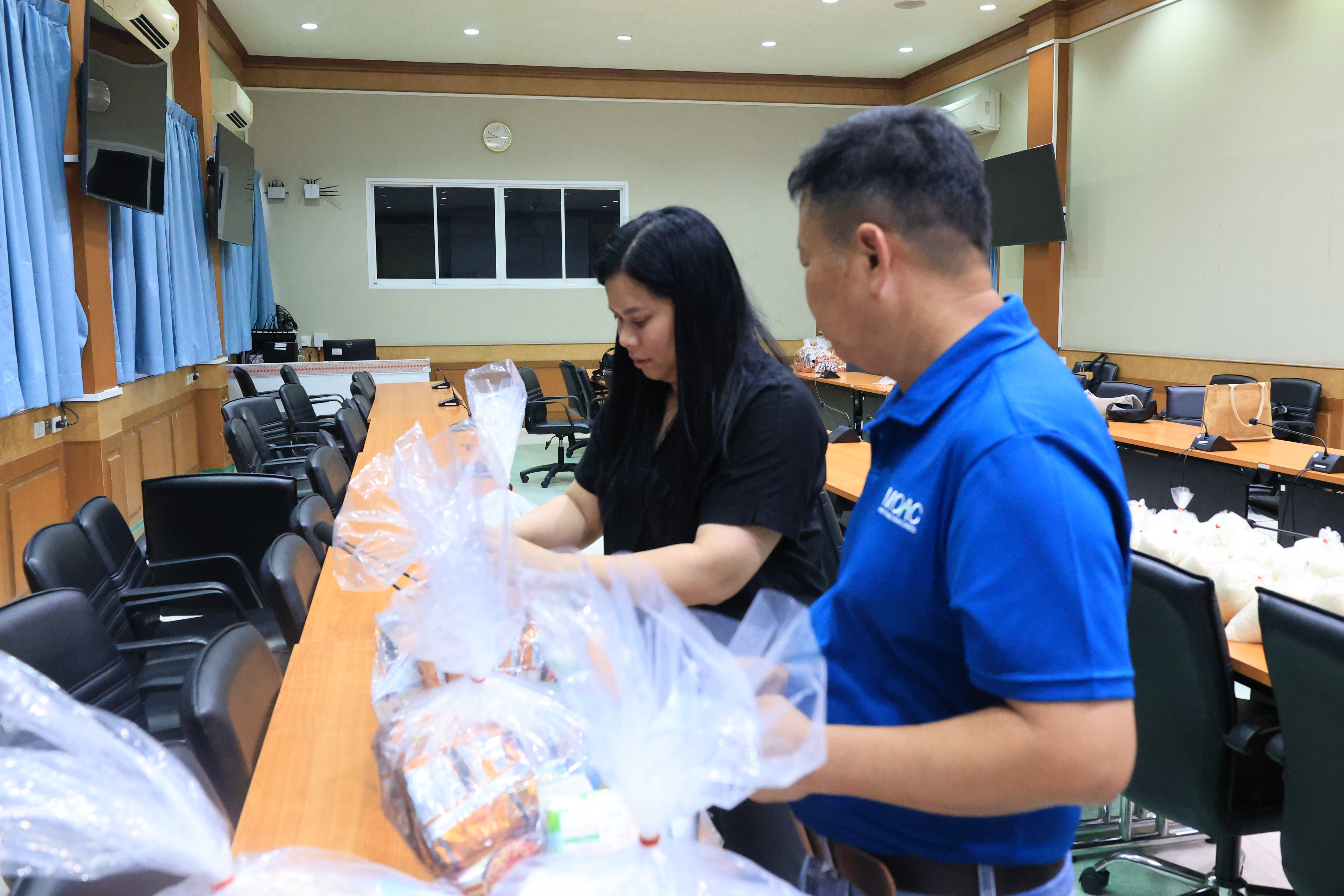 title - ส.ป.ก. ระดมจิตอาสาเตรียมถุงยังชีพ ส่งต่อความห่วงใยจาก รมช.เกษตรฯ ถึงมือผู้ประสบอุทกภัย